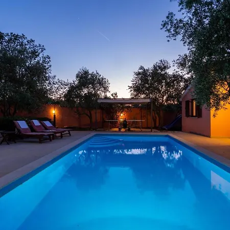 Tatil Evi Mit Privatpool Fuer 10 Personen Ca 210 Qm In Peruski, Istrien Bucht Von Rasa Peruški